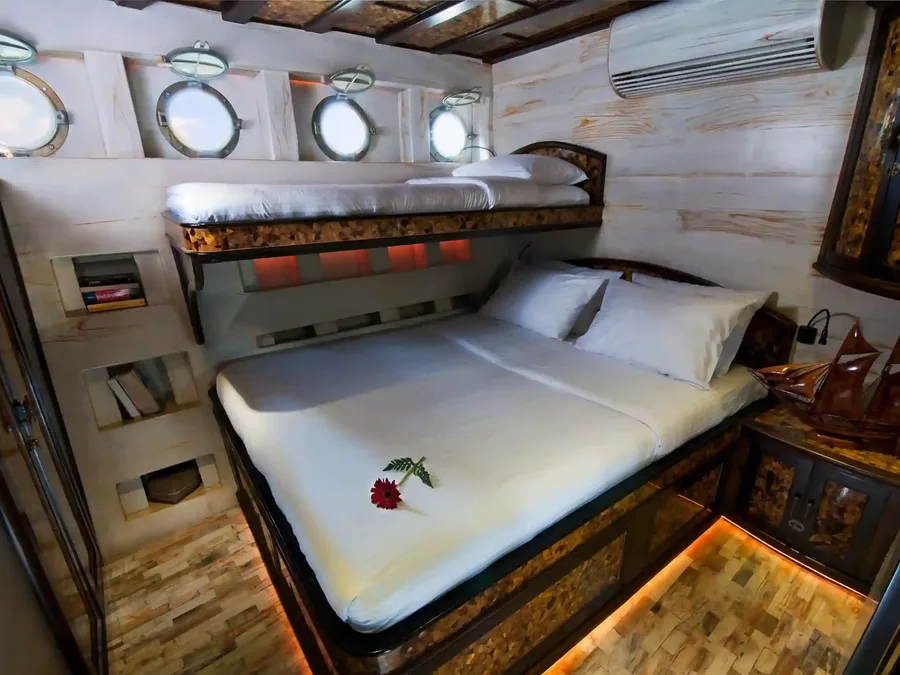 Cabin aboard a Komodo liveaboard phinisi