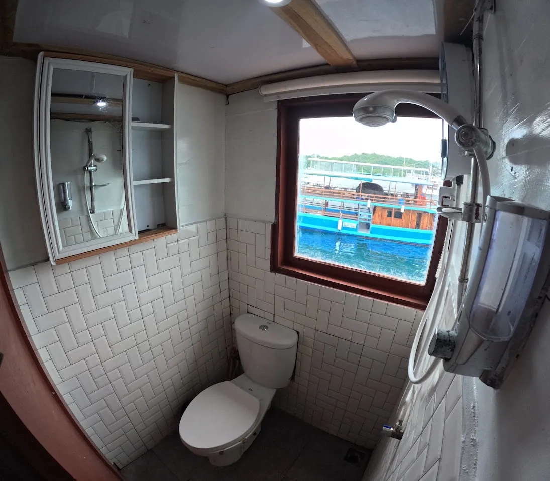 Captain-Cabin-Bathroom