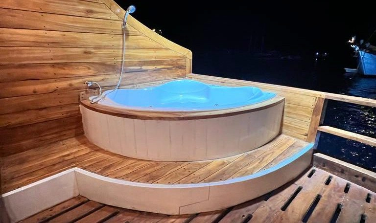 Ikan-Cabin-Jacuzzi